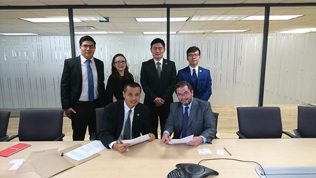 Mr. Fanfu Li and Mr. Alfredo Hinojosa Morales were signing the contract.